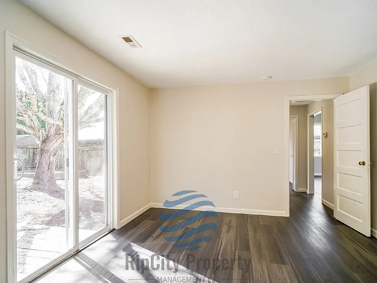1307 Elm St — Photo 15