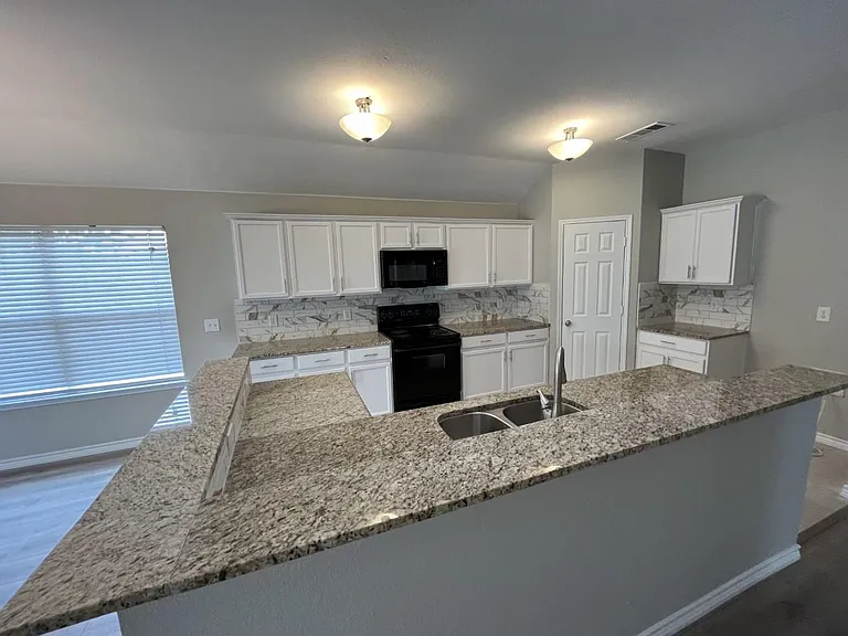 3004 Elderberry Dr — Photo 6