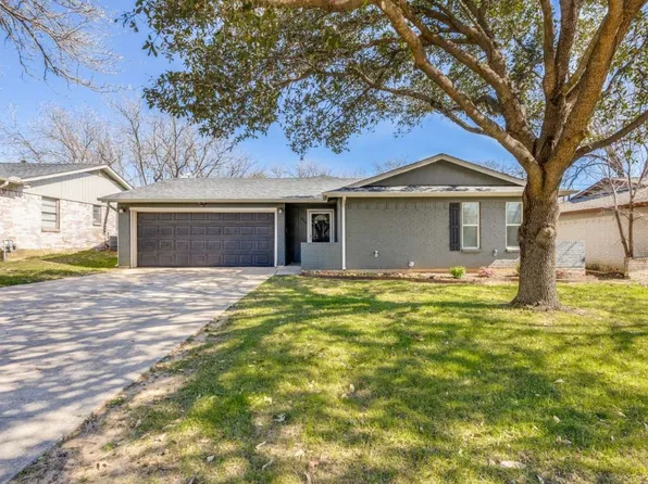 636 NW Renfro St, Burleson, TX 76028
