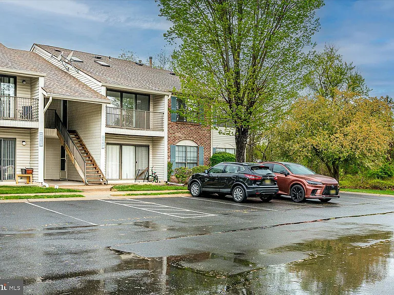 64 Taylor Dr — Photo 4
