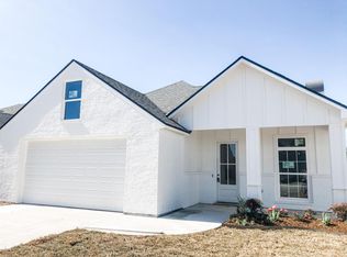 102 San Sebastian Dr, Youngsville, LA 70592