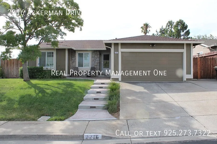 Beautiful 3 Bed, 2 Bath Single Story in Perfect Pittsburg Location — Photo 2
