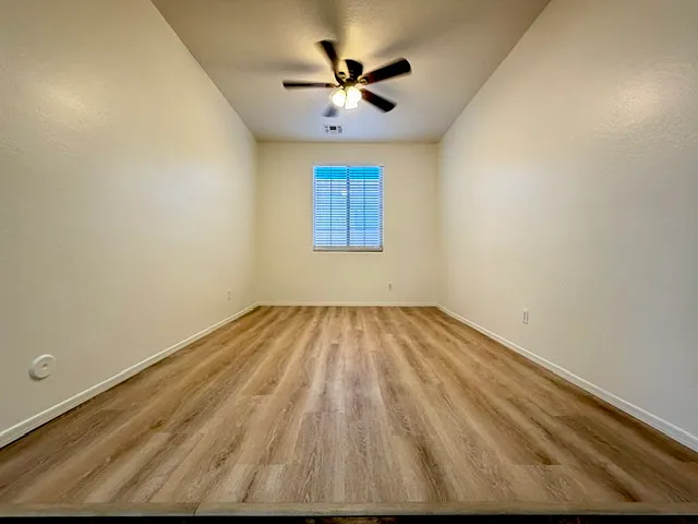 3 bedroom 2 bath home with community pool in Surprise — Photo 3