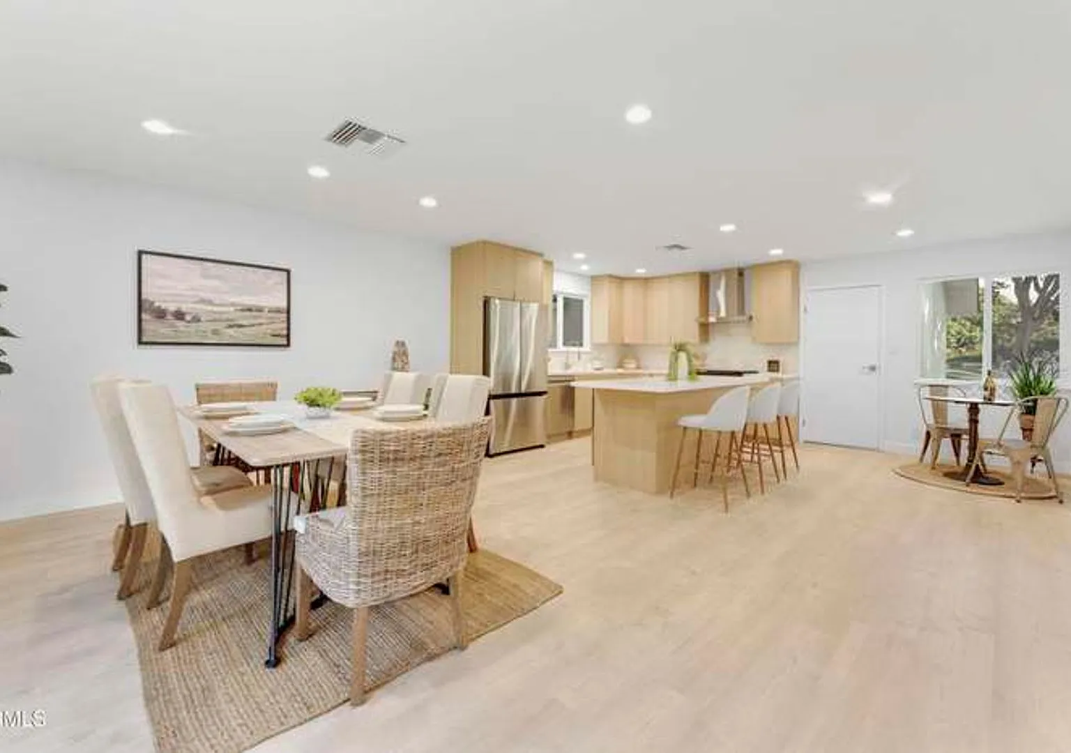 Bright & Beautifully Updated Home with Spacious Backyard — Photo 4
