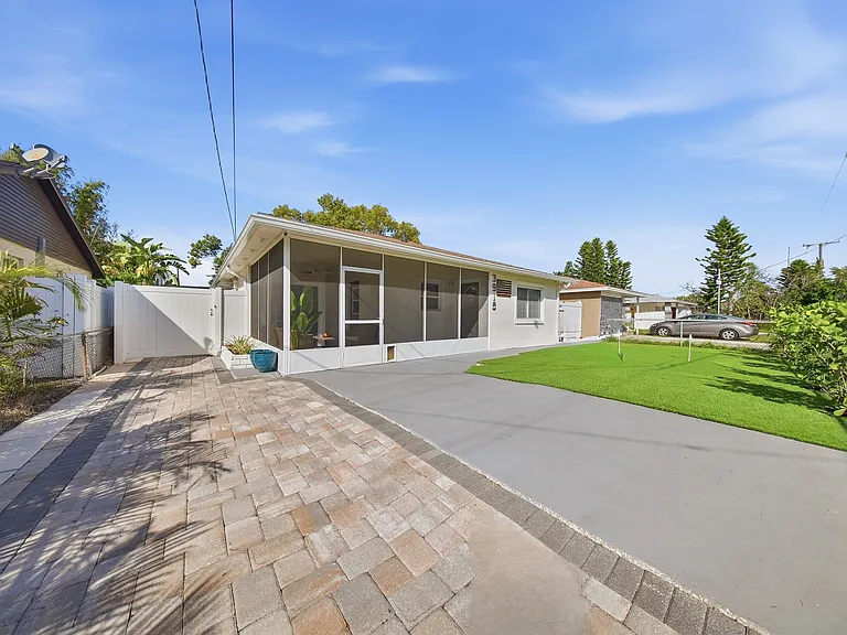 3915 W Gray St — Photo 2