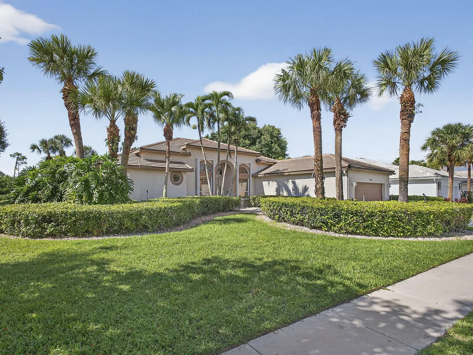 3 bed, 3.0 bath, 2568 sqft, $10,500 — Photo 2