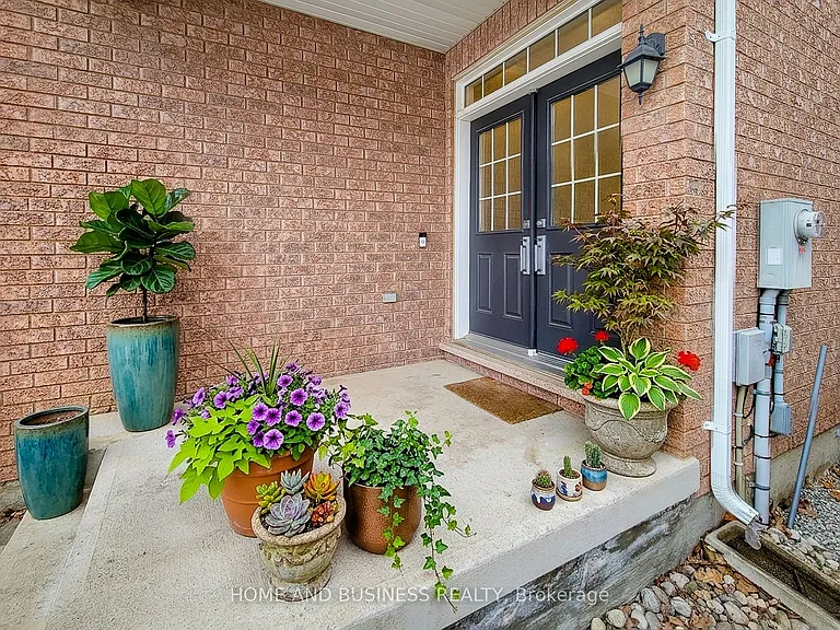 913 McEwan Dr — Photo 3