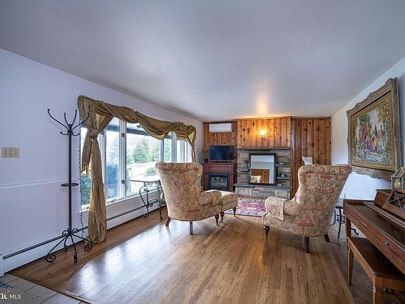 4th image of 2107 Circleville Rd