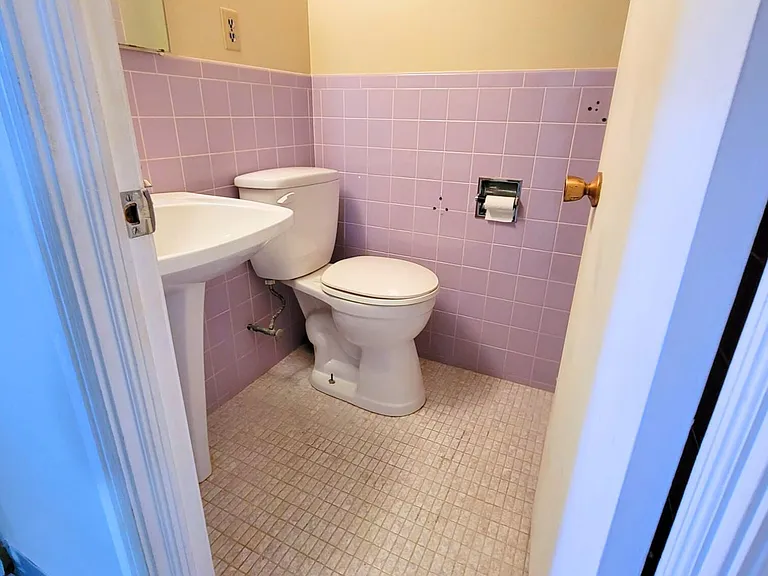 64 Watney Cres #LOWER — Photo 14