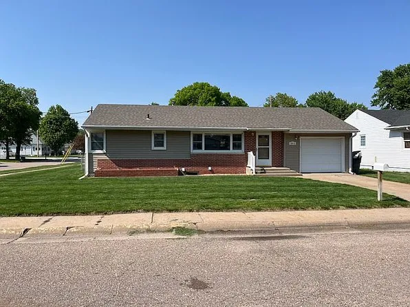 902 E 30th Dr, Kearney, NE 68847