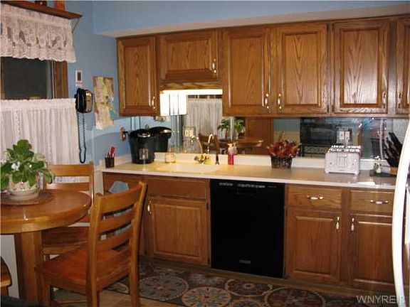 5th image of 70 Chamberlin Dr