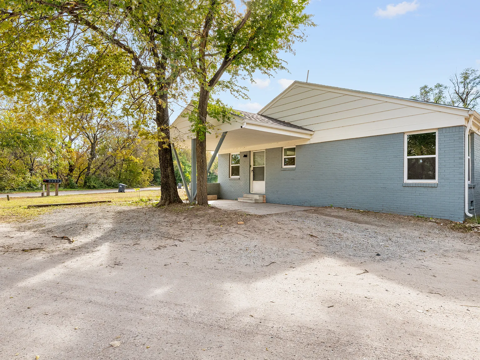 3055 N Porter Ave — Photo 2