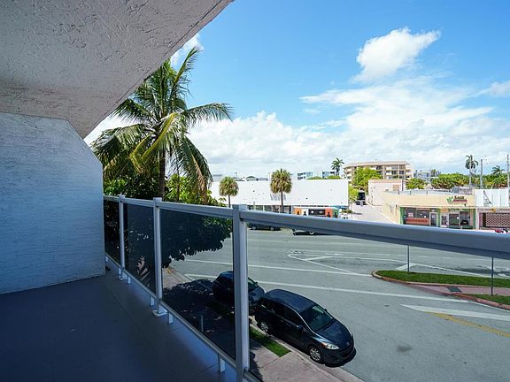 3rd image of 1986 Biarritz Dr #202-1986-2