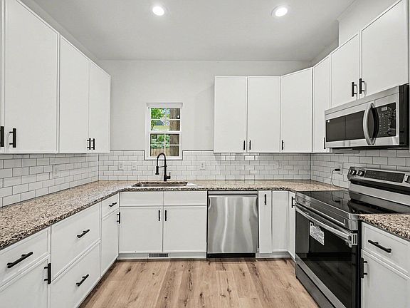 3rd image of 2513 Rochelle St