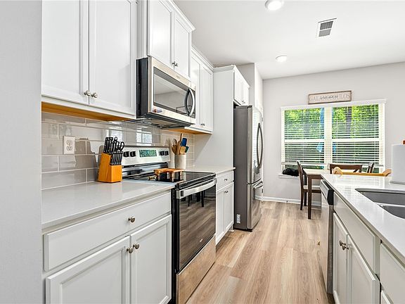 4th image of 865 Lismore Dr