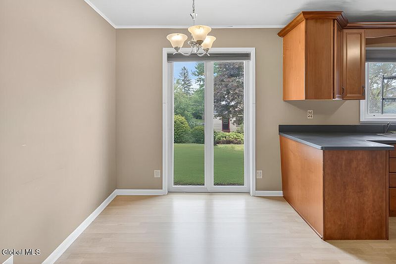 4th image of 10 Warren Avenue
