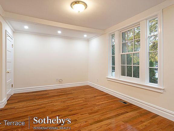 4th image of 298 Burns St