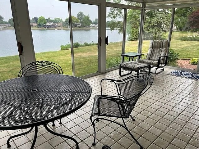 1587 Three Lakes Dr — Photo 2