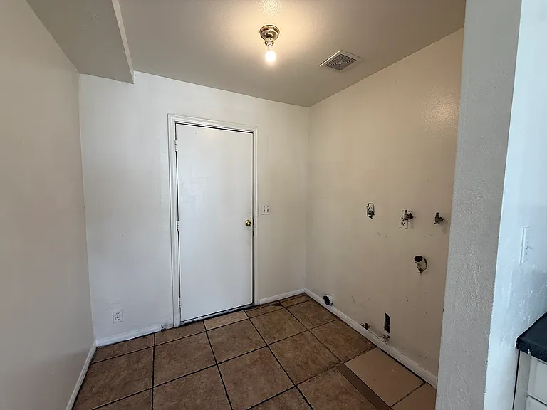 25210 Hazelwood Cir — Photo 5