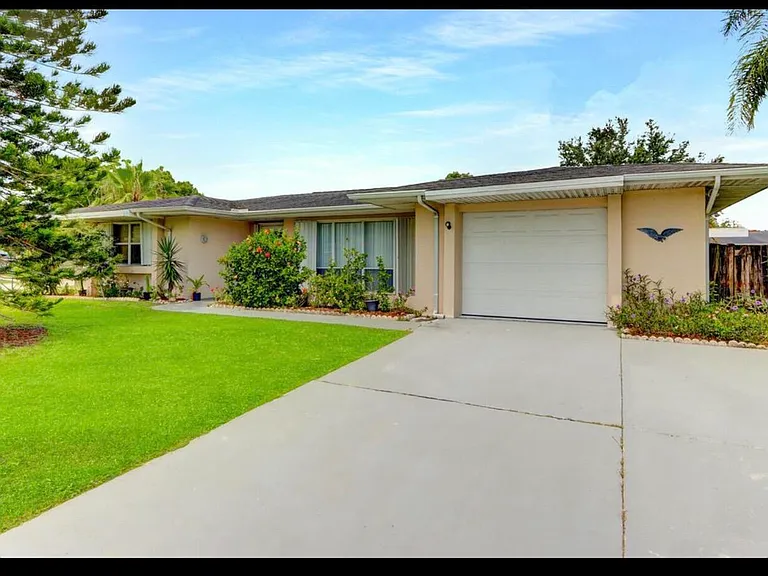 216 NE Mainsail St — Photo 2