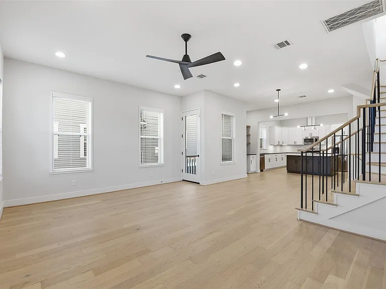 2204 Lou Ellen Ln — Photo 10