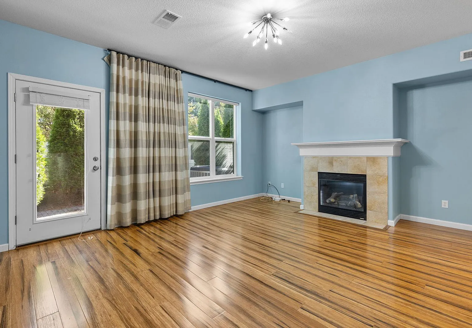 2 bed, 2.0 bath, 1418 sqft, $2,695 — Photo 2