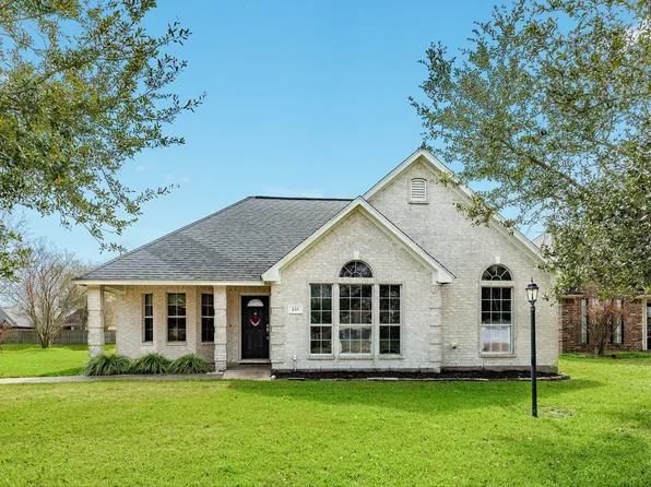 155 Silverbell Cir, Lake Jackson, TX 77566