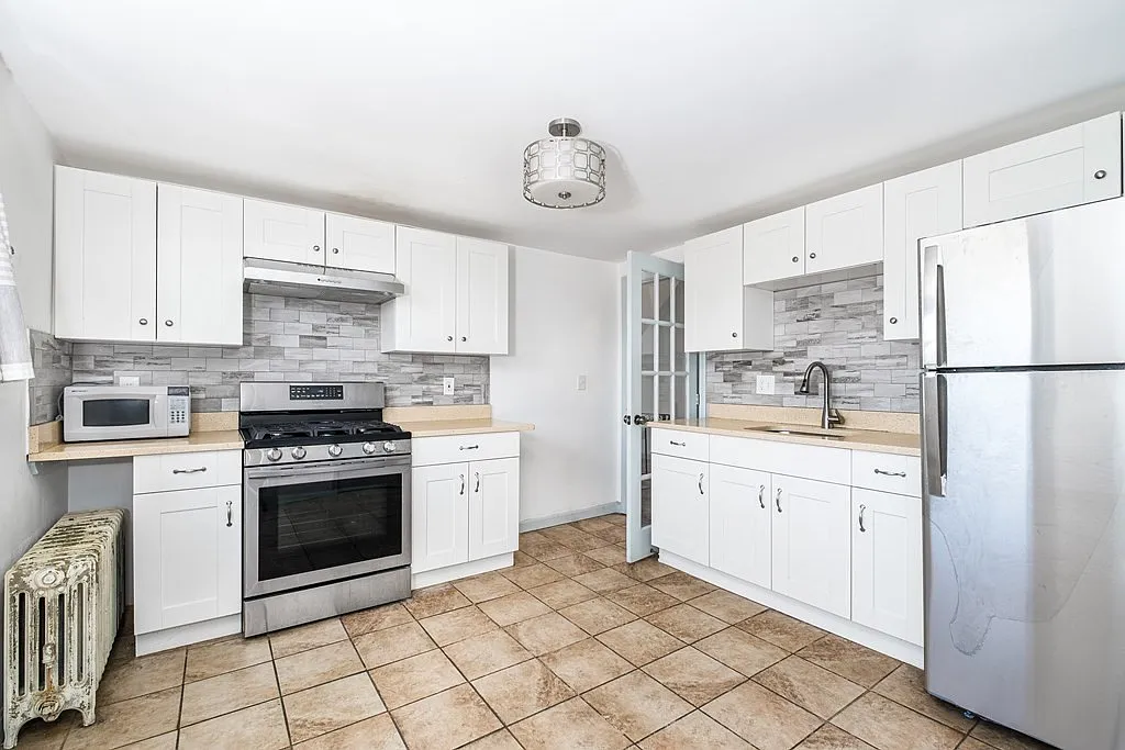 4 bed, 1400 sqft, $3,625 — Photo 1