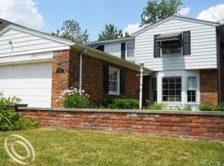 1320 N Oxford Rd, Grosse Pointe Woods, MI 48236