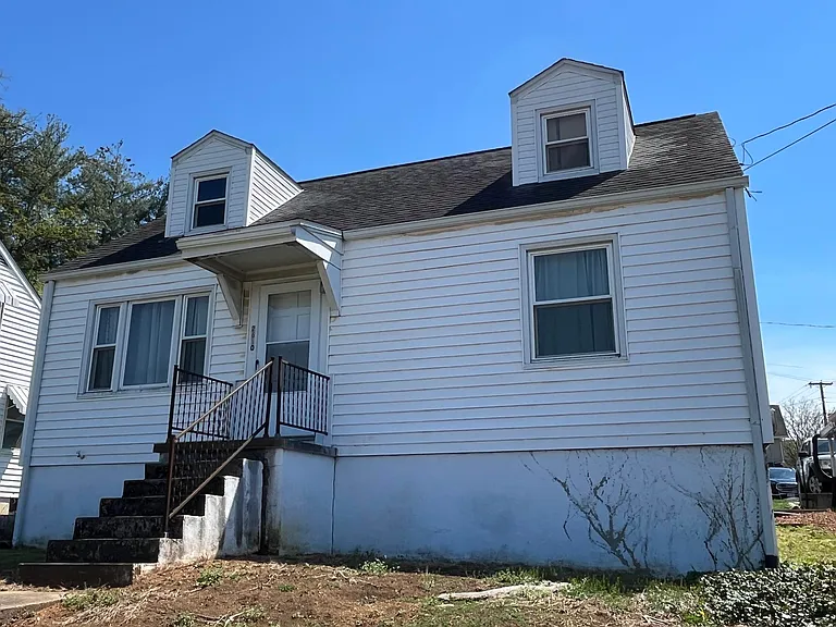 2610 Colonial Ave SW — Photo 1