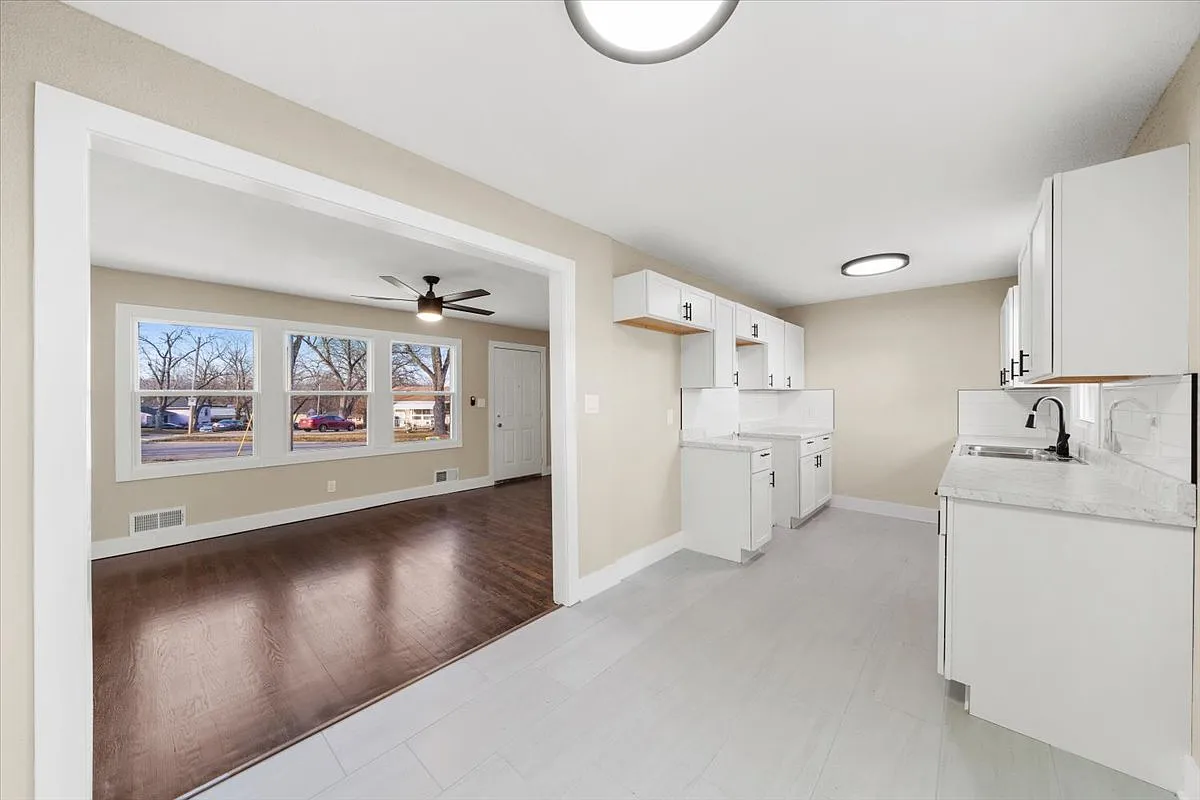 3 bed, 1000 sqft, $1,675 — Photo 2