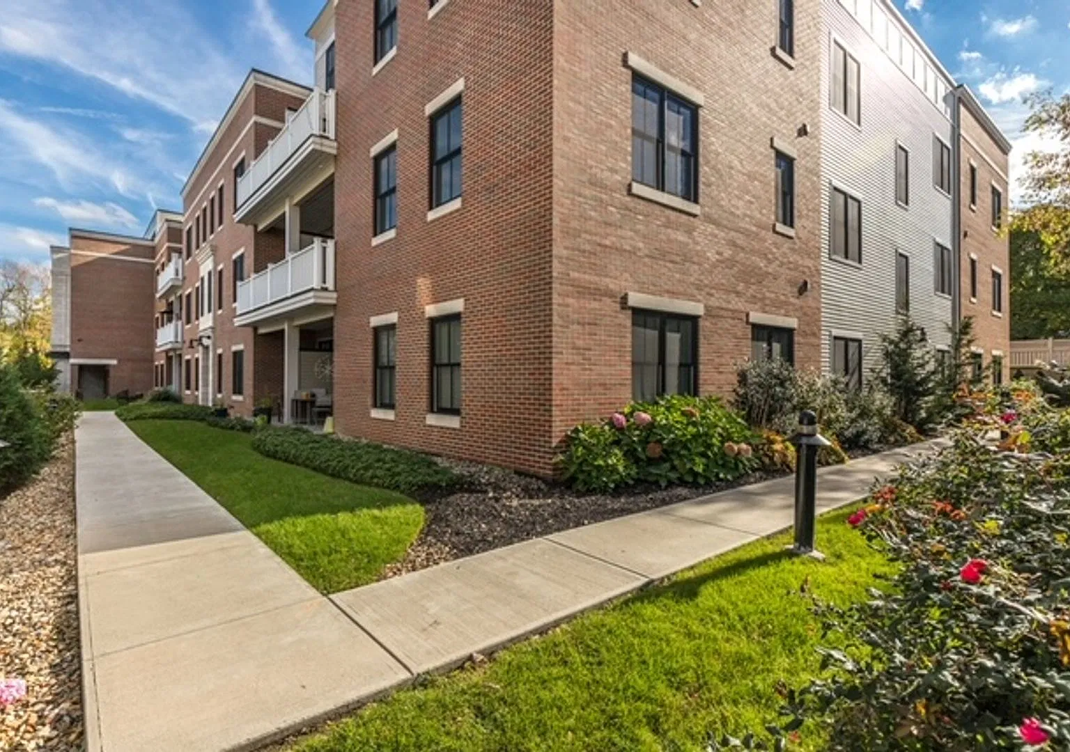 Charming 2 Bedroom — Photo 2