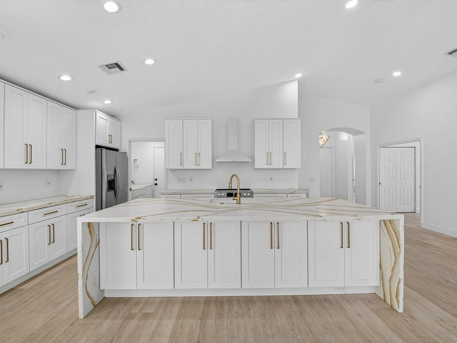 2 bed, 2.0 bath, 1966 sqft, $4,200 — Photo 4