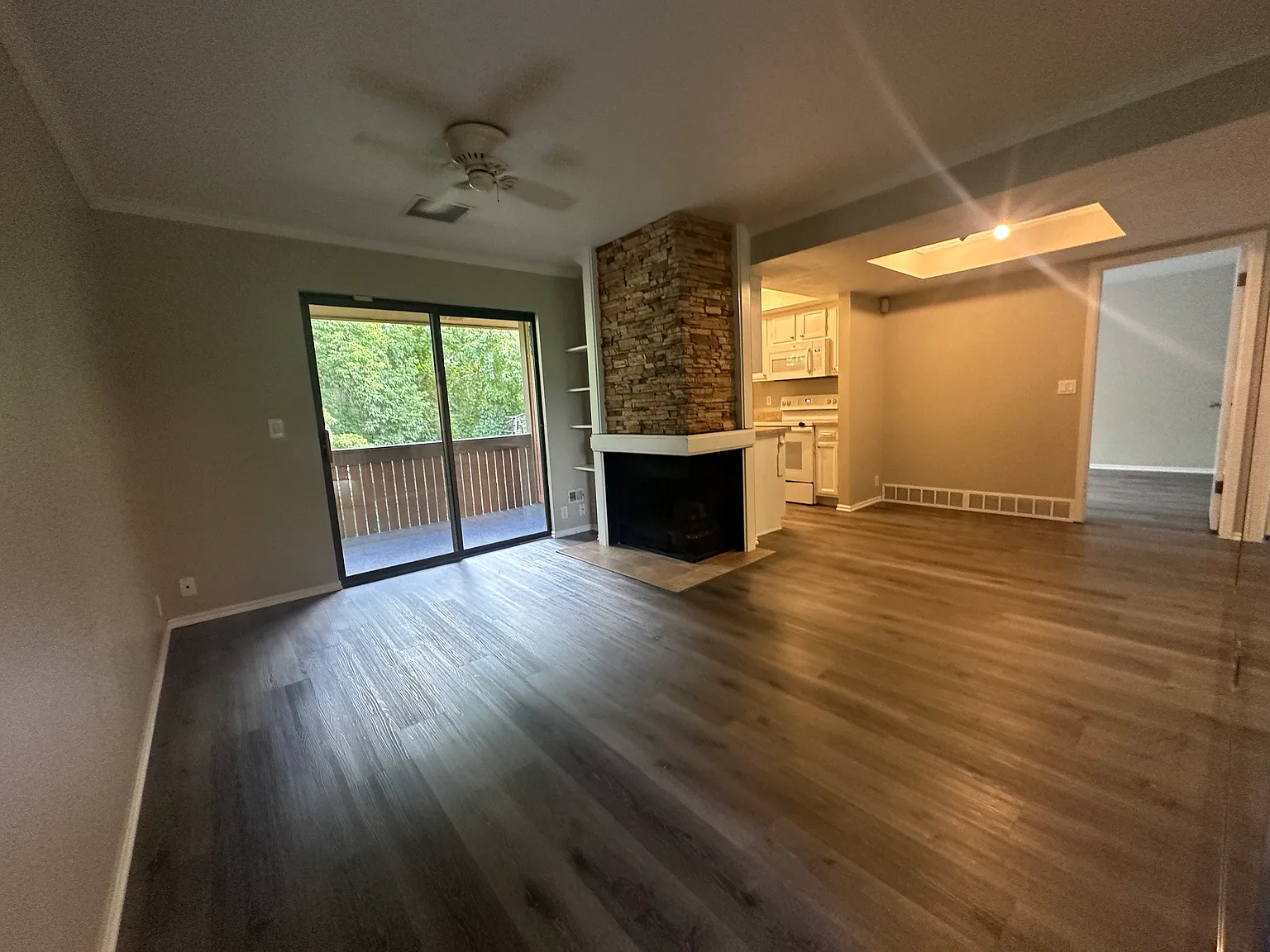 2 bed, 900 sqft, $1,550 — Photo 2