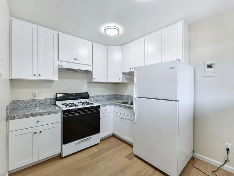 ROCKINGHAM APARTMENTS — Photo 10