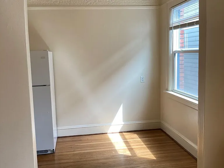 Burgess Apartments — Photo 4