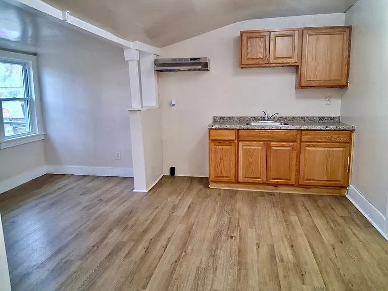 325 N laurel St — Photo 7