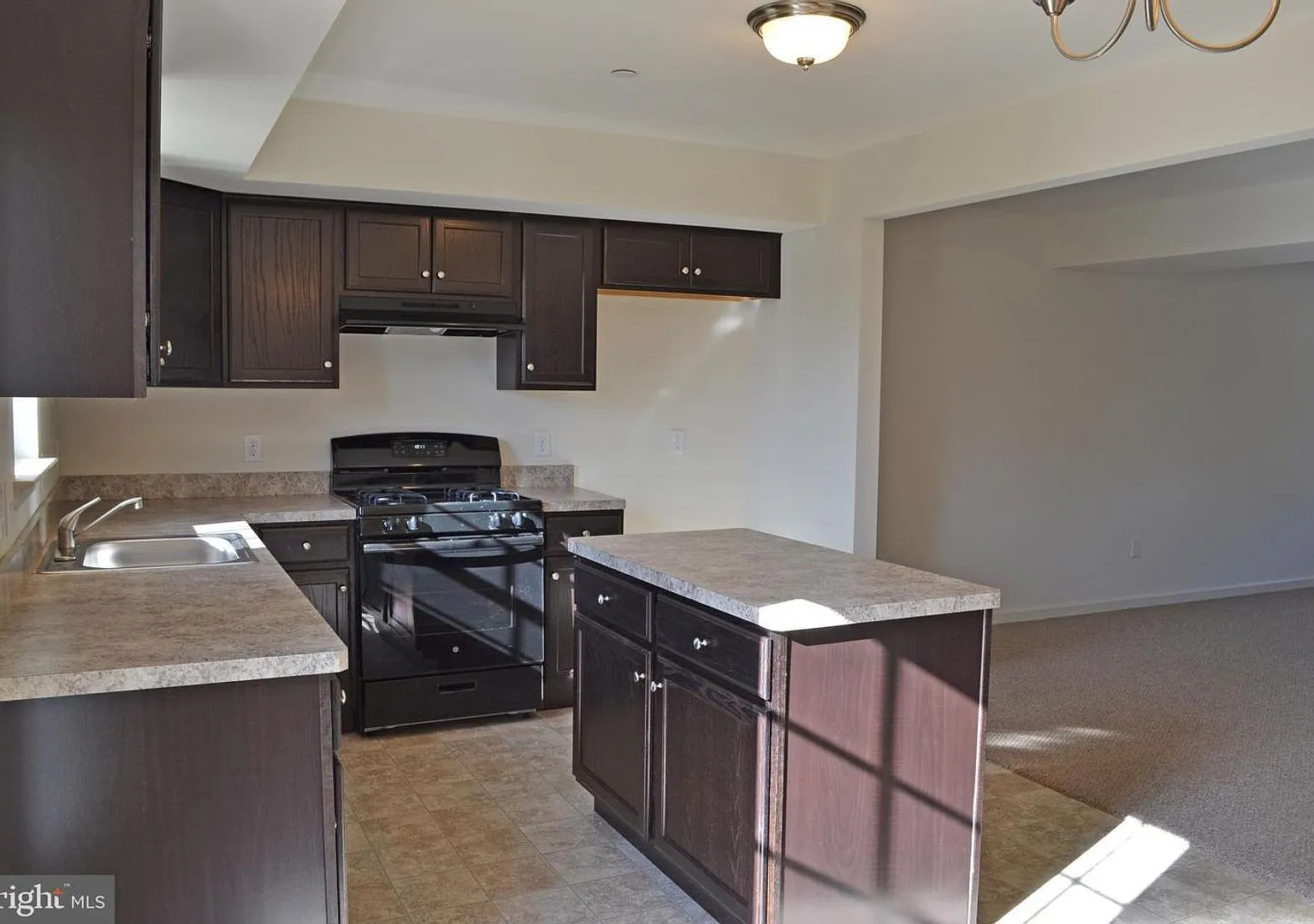 Newer built, Lovely 3 Bedroom, 2.5 bath. Pet Friendly Home in Blue Mtn SD — Photo 2