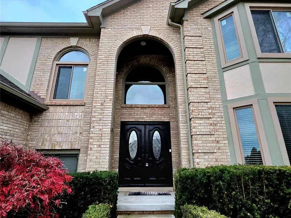 52921 Sawmill Creek Dr, Macomb, MI 48042