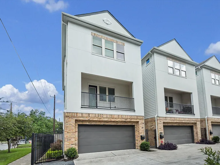 1412 Cleburne St — Photo 3