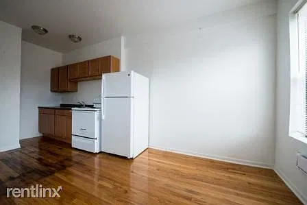 2207 E 75th St Apartments Chicago Kitchen_1
