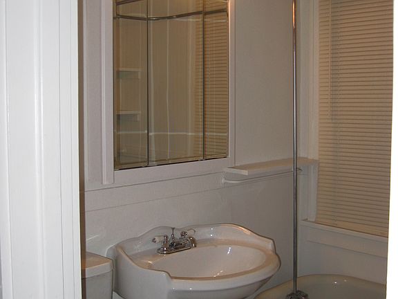 4th image of 35 Lexington Pkwy S APT 32