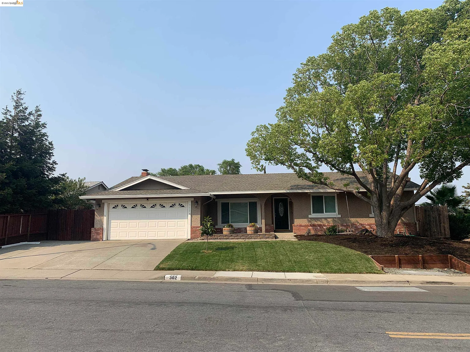 302 Hillsdale Dr photo 1