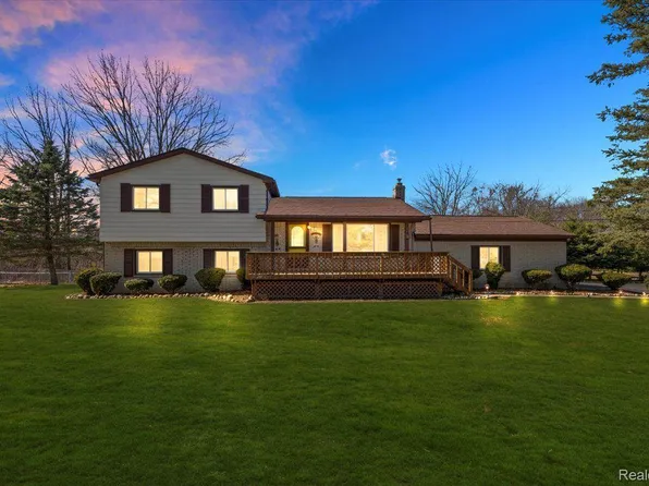 5281 Oak Park Dr, Clarkston, MI 48346