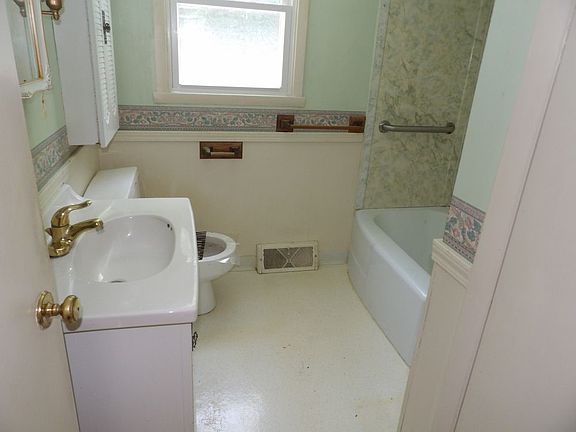 3rd image of 691 Eldred St