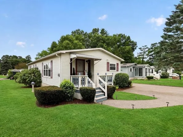 46 Leisurewoods Dr, Rockland, MA 02370