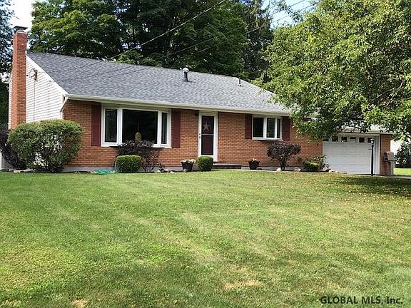 3rd image of 4 Sandalwood Ln