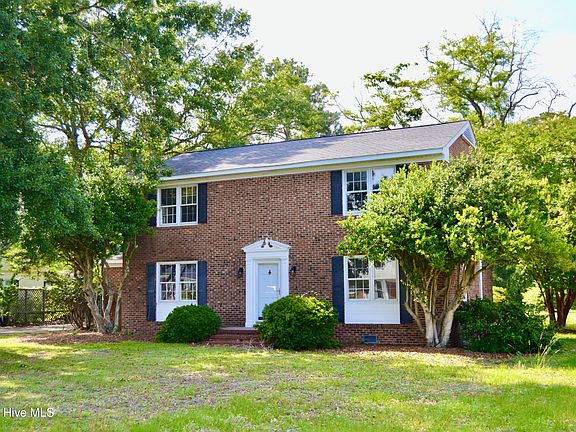 3rd image of 205 Pinewood Drive