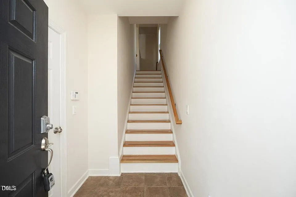3 bed, 3.5 bath, 3118 sqft, $2,500 — Photo 4
