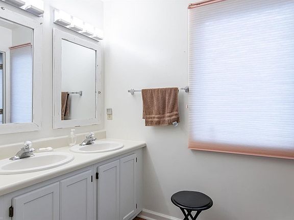 4th image of 101 Silverleaf Ln